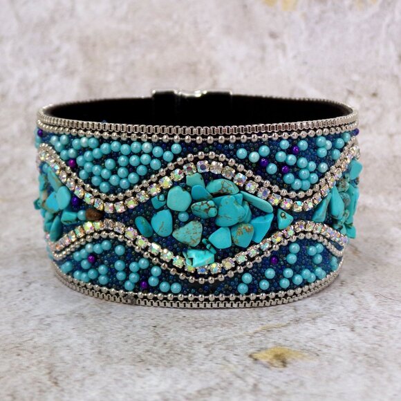 Turquoise stone wide bracelet with rhinestones, stone chips and chain edge - Picture 8 of 9